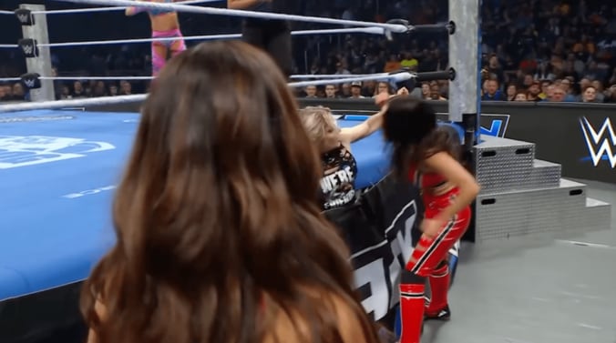 美女レスラー、リングの“隙間”に挟まってしまう