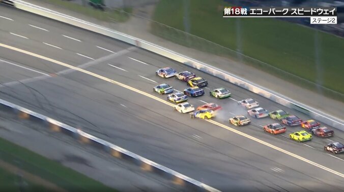 「何台巻き込まれたか」23台が絡む大クラッシュで赤旗中断 米レースの今季最大級事故に放送席騒然「逃げ場がない」 3枚目