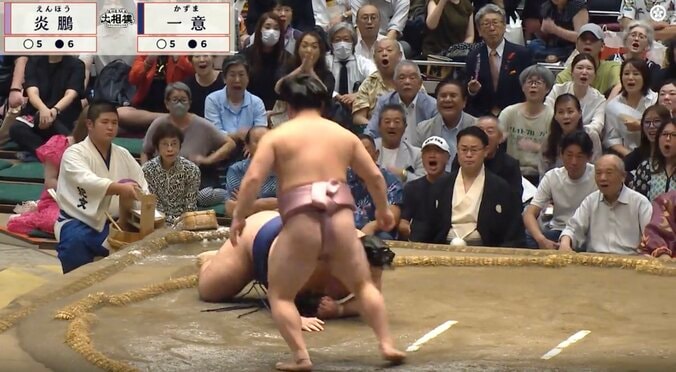「炎鵬、なんだ今の?!」体重約2倍…95kg差を覆す驚きの決着「跳んだ」「すごいんだが」館内もやんやの喝采 5枚目
