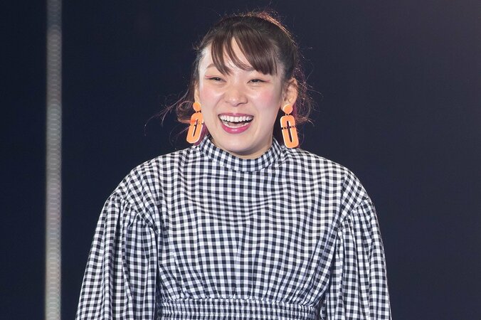 フワちゃん、ギンガムチェックのガーリーなワンピース姿でTGCに登場「七五三じゃないんだぞ！」 1枚目