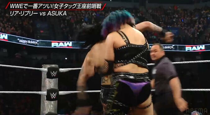 エルボーを被弾するアスカ