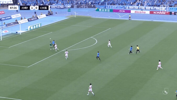 「出血してる…」Jリーグで“肘が顔面直撃”の危険シーン「エリソンも福井も大丈夫か？」「事故とはいえダメ」「目元が切れてる」ファン騒然の瞬間 2枚目