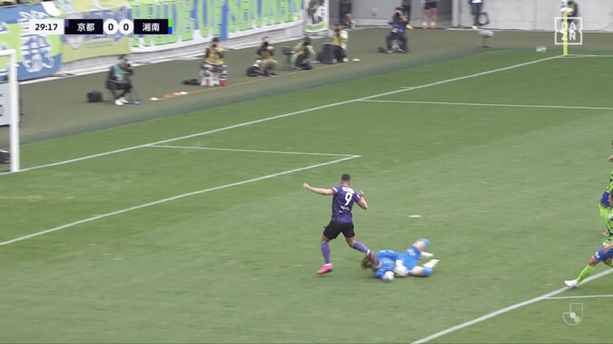 「退場だろ！」右足が顔面にクリーンヒット…「引くだろ普通…」「故意じゃなくても危険」京都FWと湘南GKの衝撃接触にスタジアム騒然 4枚目