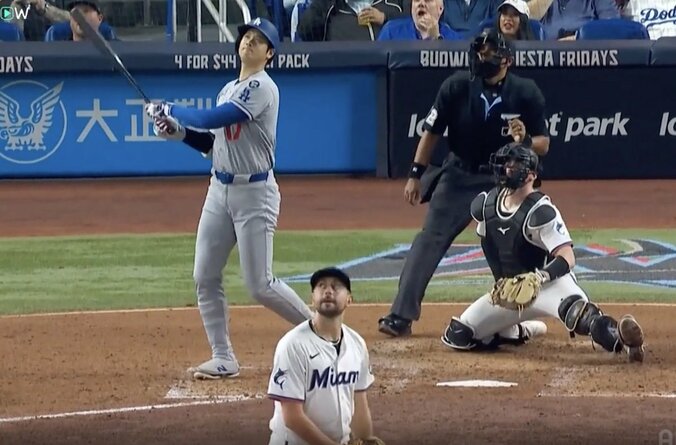 【写真・画像】球場騒然！ 大谷翔平、2階席特大アーチで“まさかの珍光景”「これは…w」「エグいな」 打った瞬間… 野手陣が“確信”動かない「そりゃそうなる」　1枚目