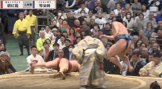 力士も思わず「おっ！みたいな表情」で驚く 約1分30秒協議→“同体取り直し”に「体が飛んでた」「かかと出てたよ」館内もどよめく 3枚目