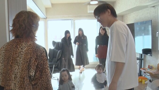 【写真・画像】“一夫多妻”で暮らす夫と4人の妻、“寝室はローテーション”も第一夫人が不満爆発「私だけその行為がない！」　2枚目