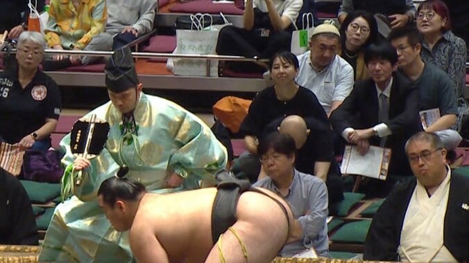 「おっ！」「正面溜席で」大相撲、行司の真後ろに鎮座するミュージシャンの姿 注目若手力士の取組でカメラに抜かれひと際の存在感 5枚目