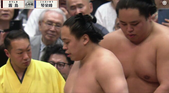霧島に惜敗の琴栄峰、物言い最中に兄・琴勝峰と感動の光景 心配して歩み寄り…「エモすぎ」「可愛かった」ファンほっこり 5枚目