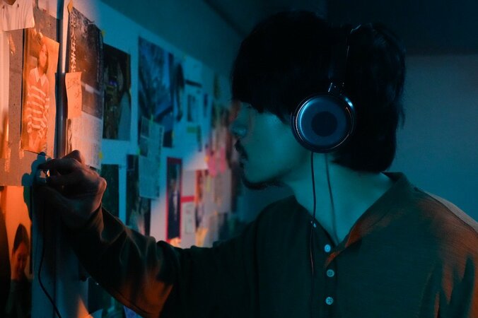 【写真・画像】妻を監視し両目ガン開きの全集中…成宮寛貴、“不気味な夫”を怪演！8年ぶりの俳優復帰作に驚きの声「時計じかけのオレンジみたい」「怖い怖い」　3枚目