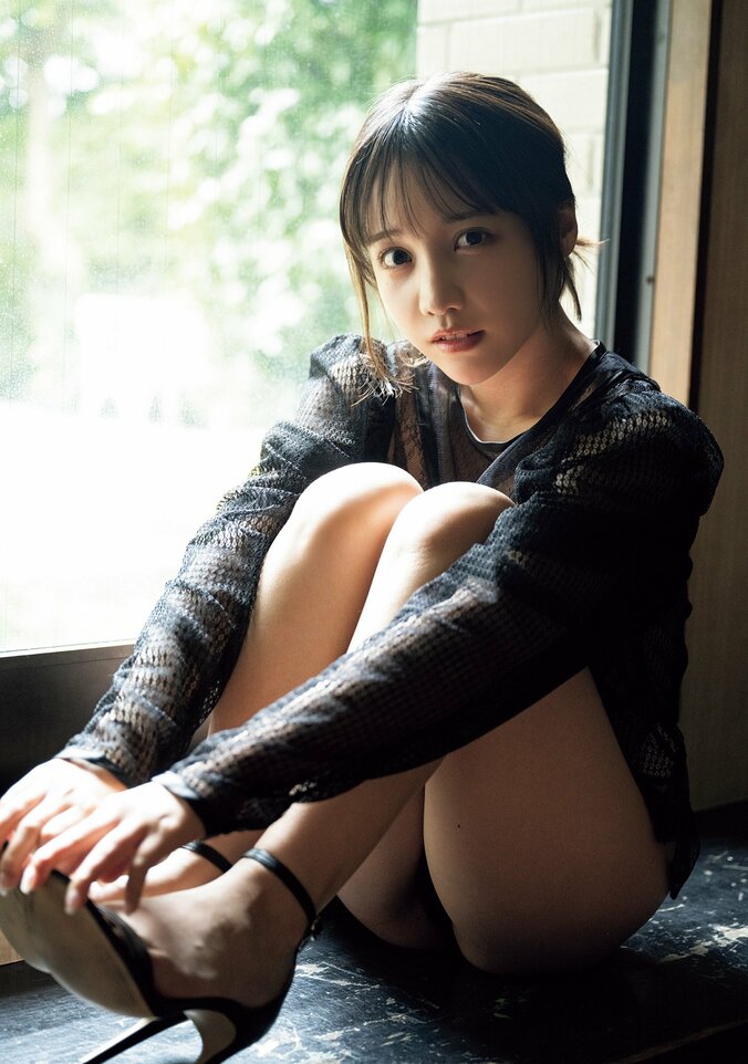 “マシュマロボディ”INUWASI・はのんまゆ 挑発的な真紅ビキニ、一転キュートな姿も 『旬撮GIRL Vol.27』誌面カット 3枚目