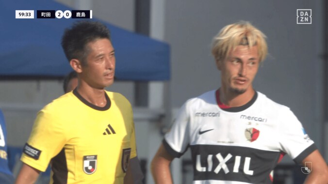 「イライラしちゃいかん」鈴木優磨の“無理やり引き起こし”に鹿島ファン騒然！「カード出てもおかしくないよ」倒れた相手のユニホームを掴んで離した瞬間 5枚目