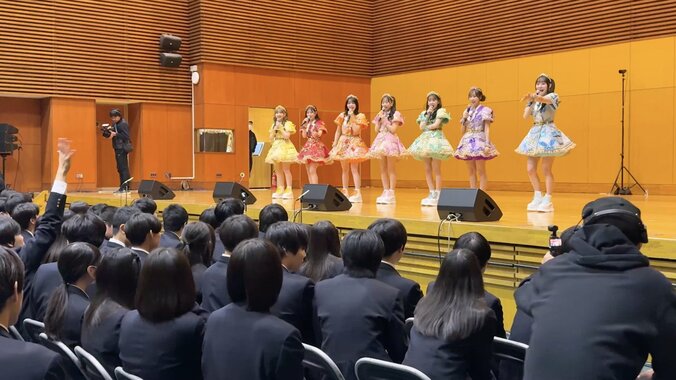 手を挙げた高校生に驚くメンバー