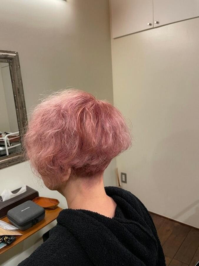  研ナオコ、ピンク系に染めた髪色を公開「似合う」「素敵」の声  1枚目