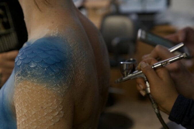 マッケンジー・デイヴィスが特殊メイクで人魚に！ 『タリーと私の秘密の時間』メイキング写真 3枚目