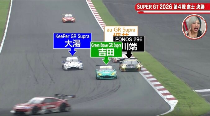 「譲りたくても譲れない」首位攻防バトルの真っ只中に…GT300トップ2台に“割って入る”驚異の瞬間 あわや接触も巧みな動きに称賛 2枚目