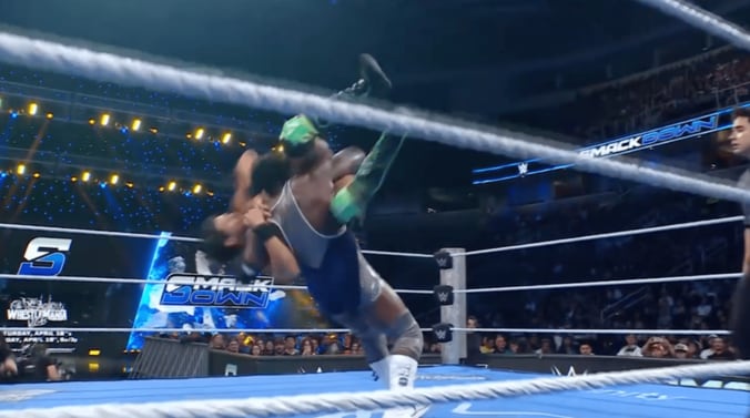 【映像】倒れた相手を“引っこ抜く” 超怪力レスラーの離れ業