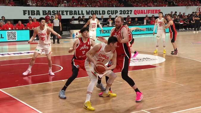 「何てことするんだ！」中国選手の“肘”が日本選手の“顔面”に直撃…「すげー荒れてるな」アンスポ＆テクニカル連続宣告にファン驚愕【バスケW杯予選】 5枚目