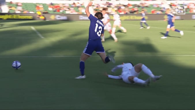 タックルを食らってバランスを崩した北川ひかる