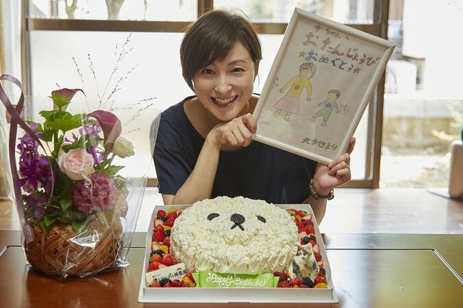 広末涼子、看板犬の“モフモフ”ケーキで誕生日祝い　“息子”からのプレゼントに「嬉しい！」 1枚目