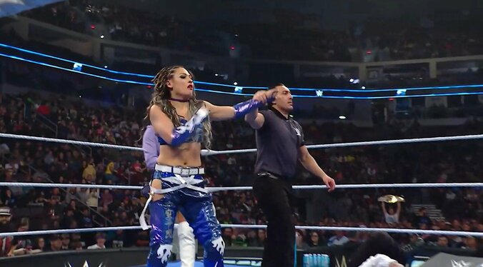 勝ち名乗りを受けるジュリア