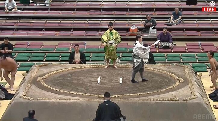 【写真・画像】大相撲中継で“ほっこり珍事”が発生 呼び出しの声がキレイに裏返るハプニングに親方ニッコリ「芸術的な裏返り」「元ちとせみたいな裏声だ」 1枚目