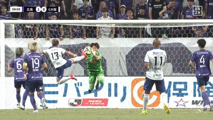 【映像】危険なライダーキックがGK直撃