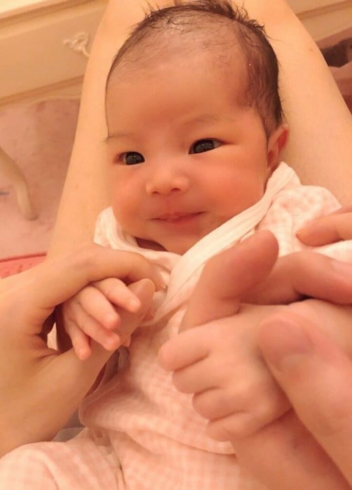 上原さくらの夫、親子3人で手を繋ぐ写真を公開「天使」「ミラクルベストショット」の声