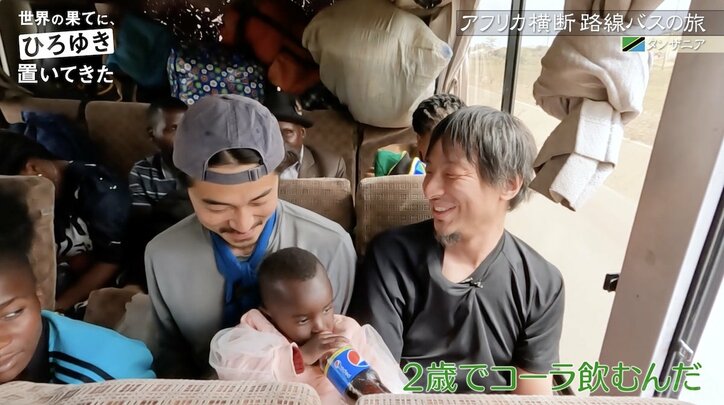 東出昌大、2歳児を膝に乗せパパの顔に 女の子に顔を殴られるもニッコニコ