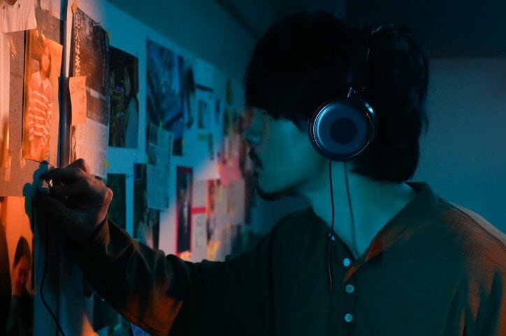 【写真・画像】妻を監視し両目ガン開きの全集中…成宮寛貴、“不気味な夫”を怪演!8年ぶりの俳優復帰作に驚きの声「時計じかけのオレンジみたい」「怖い怖い」 3枚目