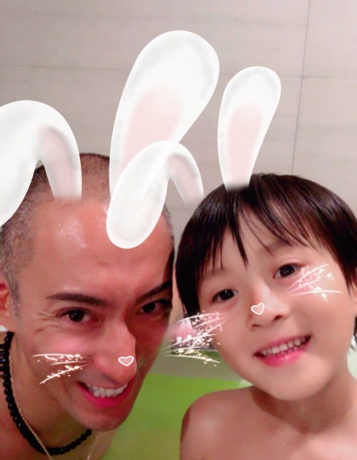 市川海老蔵、麻央さんに似ている息子の姿を公開「麻央にそっくり笑」