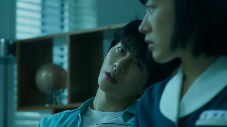 77万人フォロワーの美女インフルエンサーはクラスのいじめられっ子だった…正体が特定され絶体絶命！Golden Childボミンも出演『影美女』3&4話