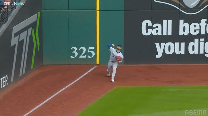 【写真・画像】ドジャース戦で驚愕シーン！強肩炸裂→一時セーフもチャレンジで判定覆る「コントロールやば」「爆肩すぎる」　1枚目