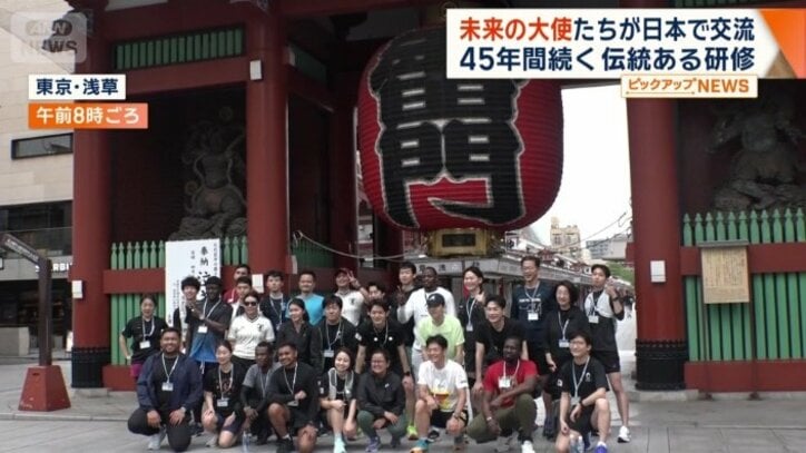 雷門で記念撮影