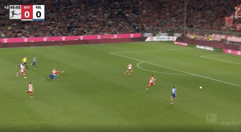 「めちゃくちゃ速くね？」「追いつくのかよ！」最高時速35キロの爆速スピードで80メートル全力ダッシュする瞬間　バイエルンの10番がピンチを阻止した“意地のディフェンス”