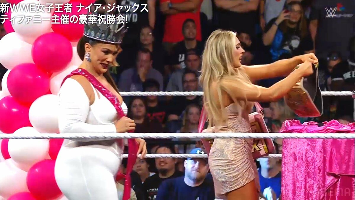 イギリスの女子プロレスラーのコスチューム なんちゅう格好や…」「ほぼスケスケやん」女子レスラーの大胆