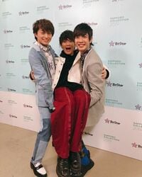 佐野勇斗、ボイメン小林豊＆田村侑久との3ショットにファン歓喜「抱っこされてる佐野くん可愛い」