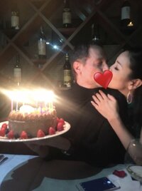 アンミカ、夫の誕生日パーティーでのキスショットを公開「こんな可愛い喜び方をする48歳！たまりません！！！」
