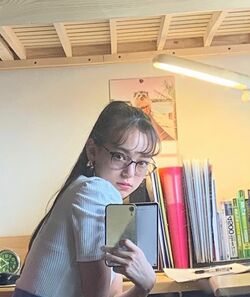 「美人すぎる」“ミス・ワールド 2019”日本代表・世良マリカ、メガネ姿で受験勉強に励む姿に反響