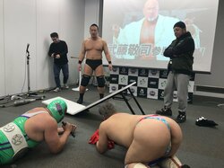ゲイバーエージェントへ！男色ディーノ、藤田晋社長の唇も株式も奪う　路上プロレス会見で大乱闘