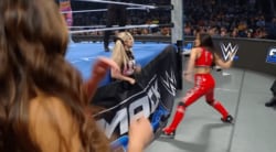 「なにこれｗ」女子プロレスでリングの“隙間”を活用するトリックプレーが話題に「ユニークな攻撃です！」