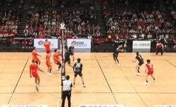「私なら心停止案件」バレーボールでファン騒然の“スゴ技”炸裂 「胸で上げた」実況驚き