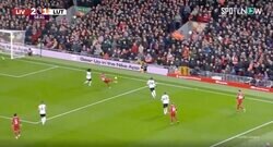 「変態キック！」「速すぎるだろ」リバプール遠藤航の“頼れる相棒”が衝撃の超高速ボレークロスを炸裂した瞬間　アルゼンチン代表MFの“天才的スーパーアシスト”にスタジアム騒然！