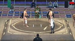 「え、なんで坊主？」「何事？」大相撲、土俵下で驚きの光景…親方の行動にファン困惑、感動も 最初の取組での一コマに反響広がる