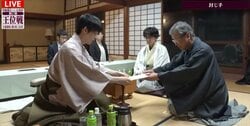 藤井聡太王位が60手目を封じる 伊藤匠二冠は「やや変調」？決着か、フルセットか…形勢は互角のまま2日目へ／将棋・王位戦第6局