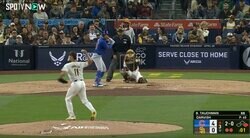 一体、何が起こったのか…！？ ダルビッシュ有に全員が騙された　“超高速牽制”がヤバすぎると話題に「見えねえ…」「モーション小さっ！」