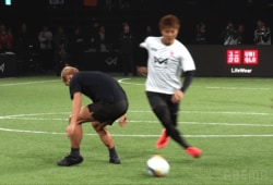 「本田圭佑が抜かれた！」柿谷曜一朗の天才的“股抜き突破”に騒然「今のは素でやられましたね」解説も驚愕した瞬間