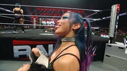 なぜレフェリーと… 日本人女子レスラーが謎の"幻惑"行動 リング外ではパートナーが“不穏”な動き