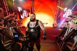 デカすぎる！ 人気巨漢レスラーが“日本のプロレス聖地”でドヤ顔ポーズ…伝統ジャケットで“威圧”の一枚に「本物の男たち」