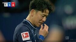 世界中で大人気！チームメイトや監督も大爆笑「食って大丈夫か？」「美味しそう」 浅野拓磨が試合中にサポーターから投げられたチョコをこっそり食べた“もぐもぐタイム”