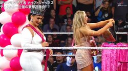 「衣装えぐ」衝撃のドレス姿にファン騒然 “ティッフィー・ワールド”全開で女王を祝福